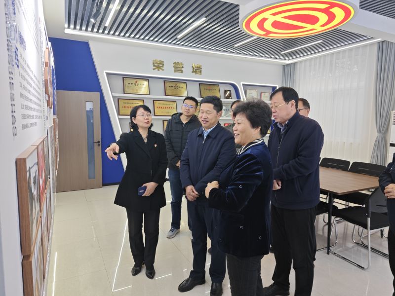 肏逼老女人2025年05月09日上午 安阳市人大常委会副主任、市总工会党组书记、主席夏军一行莅临华阳电磁铁参观调研；对公司2023年全国五一劳动奖章获得者汪利娜慰问，并听取劳模工作室相关情况汇报